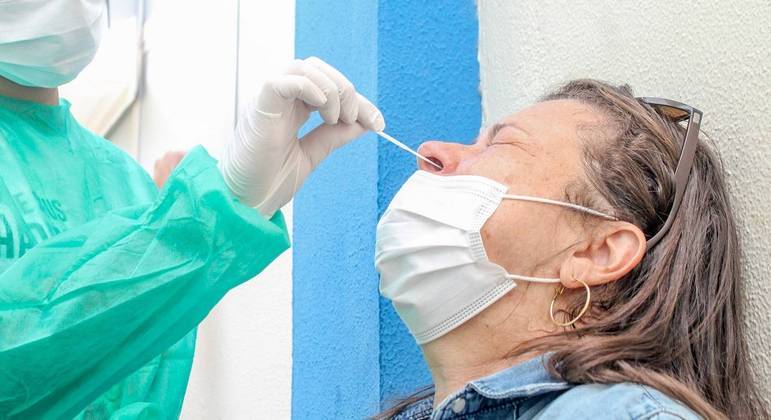 Média móvel de casos de Covid está em 36 mil por dia nesta semana FERNANDO SILVA /PERA PHOTO PRESS/ESTADÃO CONTEÚDO - 22.11.2022