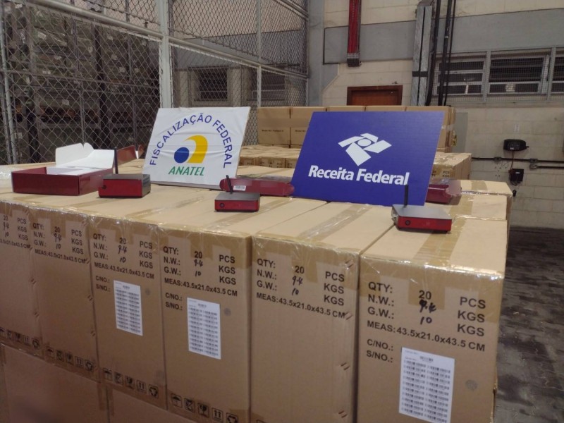 Desbloqueadores de TV a cabo apreendidos no Porto de Santos - (Foto: Divulgação/Receita Federal)