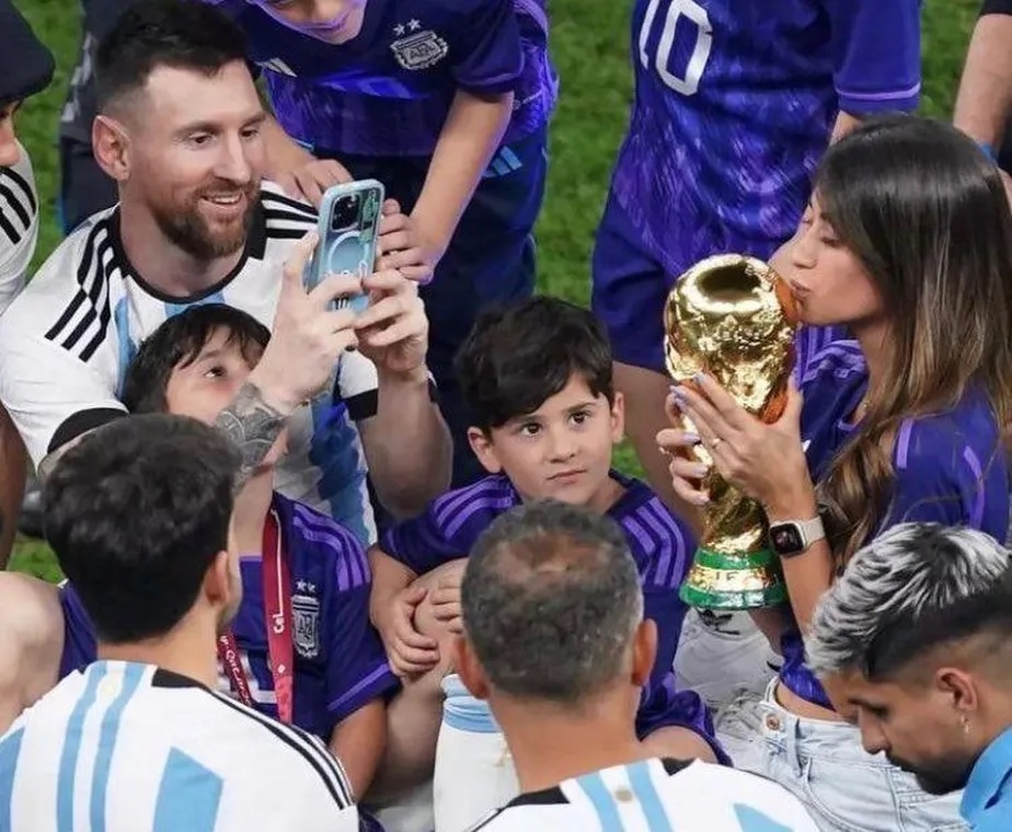 Messi tirando foto de Antonela beijando a taça Reprodução/Twitter