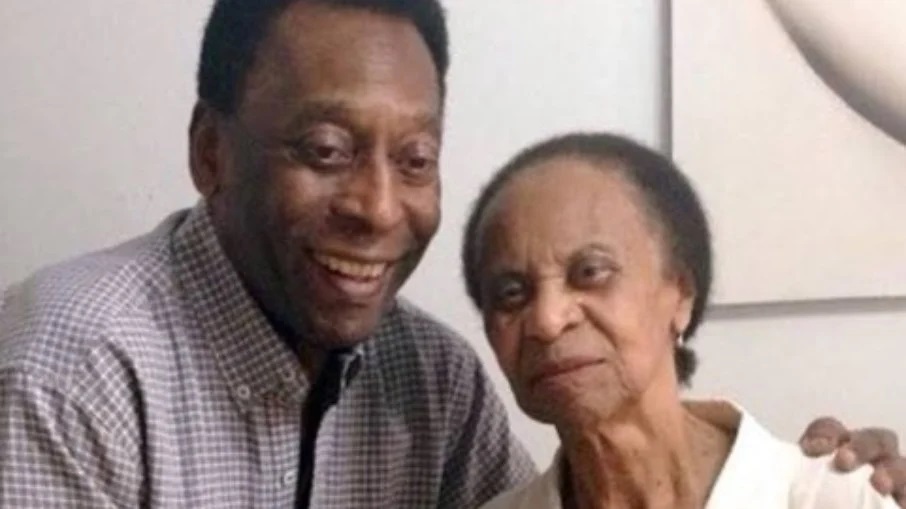 Reprodução / Instagram Pelé ao lado da mãe, Celeste