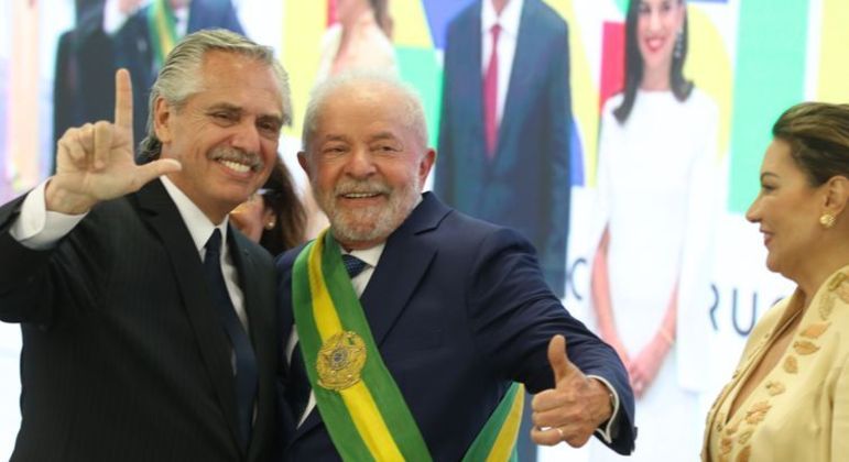 Presidente da Argentina cumprimenta o presidente Lula (Foto: Tania Rego/Agência Brasil)