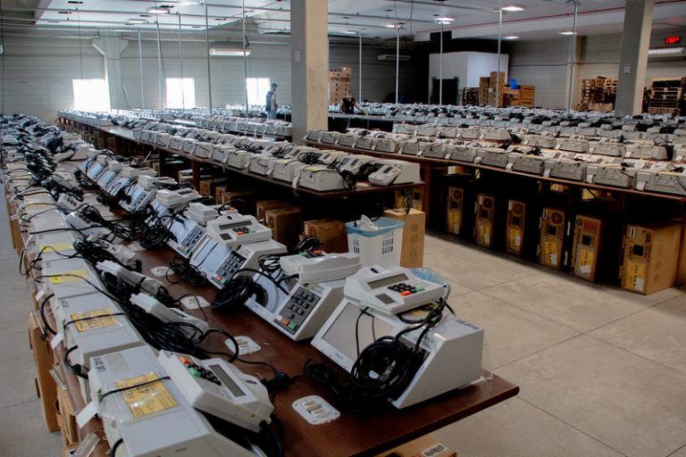 As urnas eletrônicas começaram a ser usados no Brasil em 1996 - (Foto: TRE-Paraná)