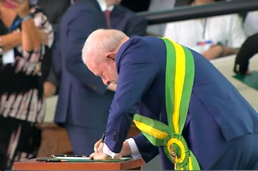 Presidente Lula assina as primeiras medidas do governo, logo após tomar posse Fonte: Agência Senado