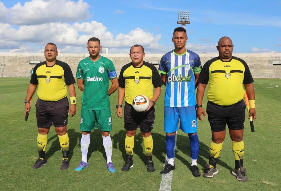 Capitães de Serra Branca e Nacional de Patos posam com o trio de arbitragem — Foto: Cassiano Cavalcanti / Serra Branca