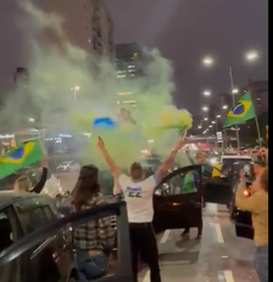 Manifestantes bolsoanristas em São Paulo contra o novo governo fecham avenidas Reprodução