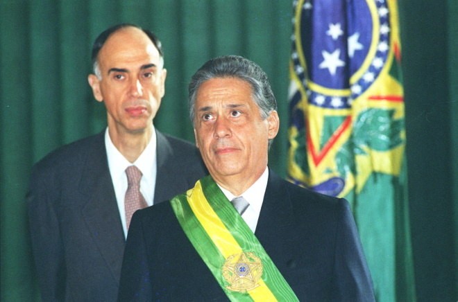 Ao fundo, o ex-vice-presidente Marco Maciel - (Foto: Ed Ferreira/Estadão Conteúdo - 1.1.1995)