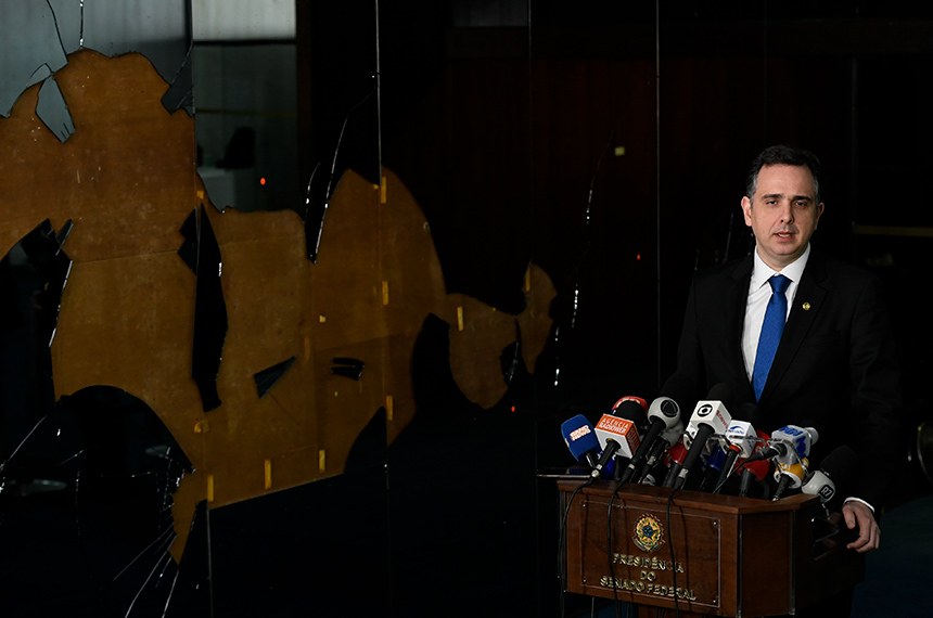 Pacheco ao lado de um revestimento em espelho destruído pelos vândalos: todos os que praticaram esse crime serão punidos Fonte: Agência Senado