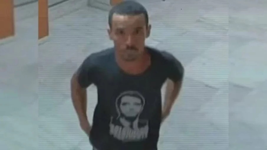 Reprodução/TV Globo - 15.01.2023 Vândalo olha para câmera de segurança após destruir pêndulo raro do século 17