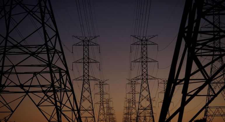 Linhas de alta-tensão UESLEI MARCELINO/REUTERS