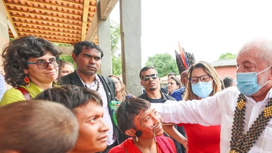Ricardo Stuckert O presidente Lula cumprimenta crianças Yanomami.