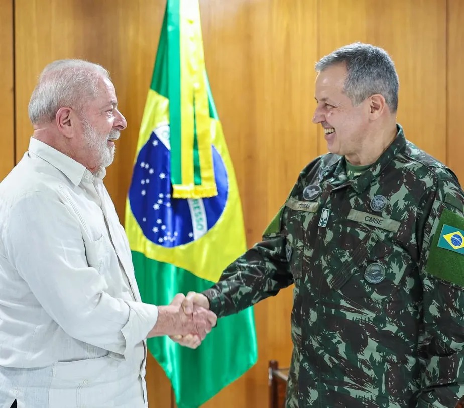 Presidente Lula cumprimenta novo comandante do Exército, general Tomás Ricardo Stuckert