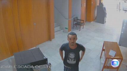 Filmado ao destruir relógio raro do século 17 no Palácio do Planalto é de Goiás, diz polícia — Foto: Reprodução/TV Globo