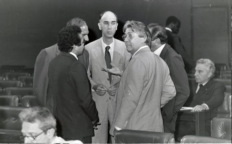 Marco Maciel (centro) conversa com Mário Covas e outros deputados durante a Constituinte - (Foto: Cedi/Câmara dos Deputados)