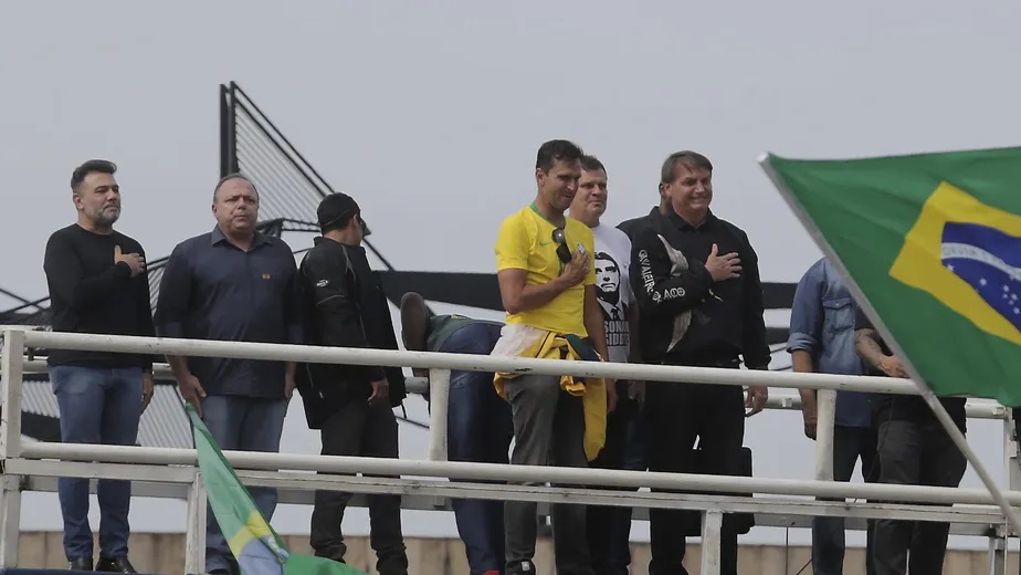 O ex-ministro Eduardo Pazuello ao lado do então presidente Jair Bolsonaro, em maio de 2021 Domingos Peixoto/Agência O Globo/23-05/2021