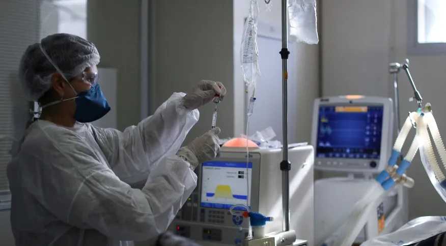 Aquisição de imunidade natural deve ser ponderada contra os riscos de doença grave e morte associados à infecção inicial, alerta especialista Amanda Perobelli/Reuters