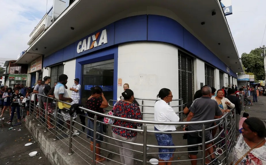 Fila para receber o Auxílio Brasil Fabiano Rocha/Agência O Globo