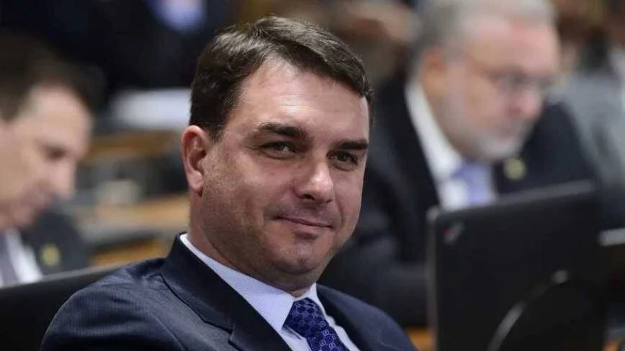 Pedro França/ Agência Senado Flávio Bolsonaro acusa juiz da Lava Jato de ter doado para a campanha petista e usar nomenclatura em referência a Lula
