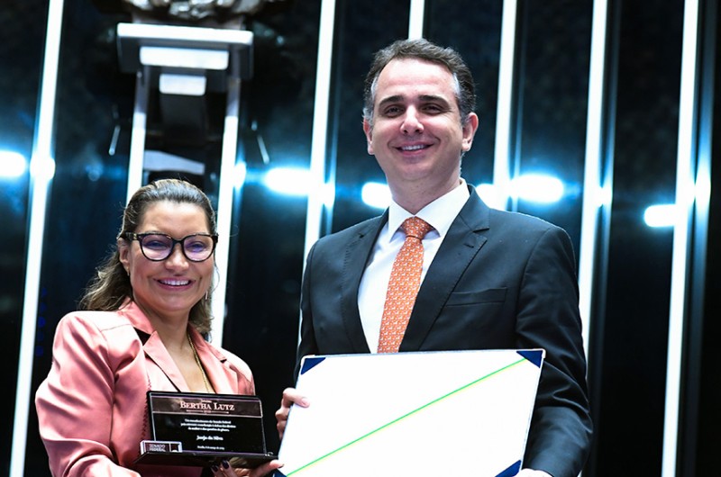 Janja recebe a premiação do presidente do Senado, Rodrigo Pacheco - Geraldo Magela/Agência Senado