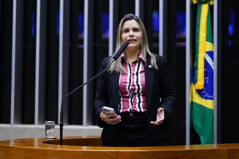 Clarissa Tércio quer impedir consequências inevitáveis para meninas que se submetem a relação sexual precoce - (Foto: Pablo Valadares/Câmara dos Deputados)