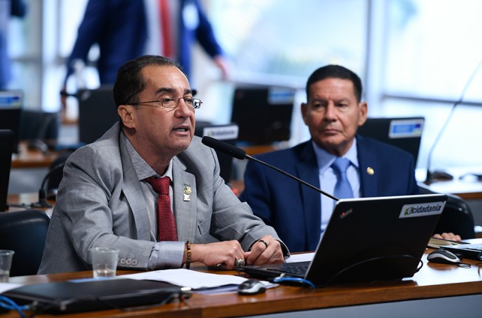 O autor, Kajuru, ao lado de Hamilton Mourão - Edilson Rodrigues/Agência Senado