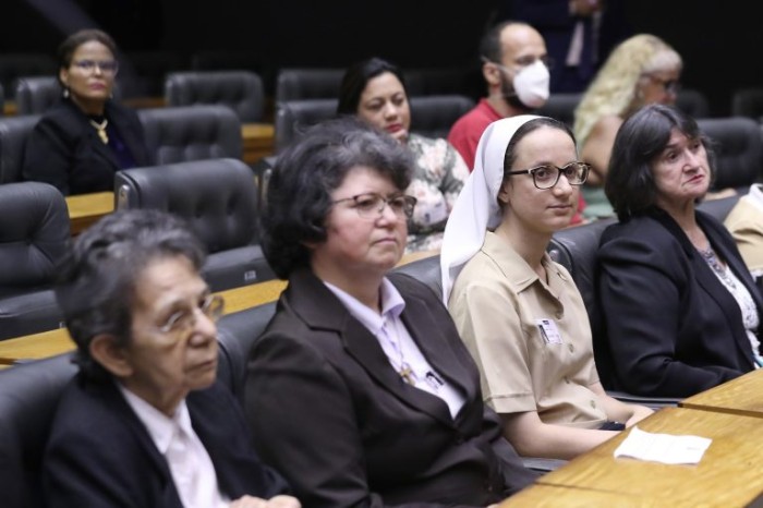 Deputada Juliana Cardoso (C), durante  a sessão solene da Câmara - (Foto: Bruno Spada/Câmara dos Deputados)