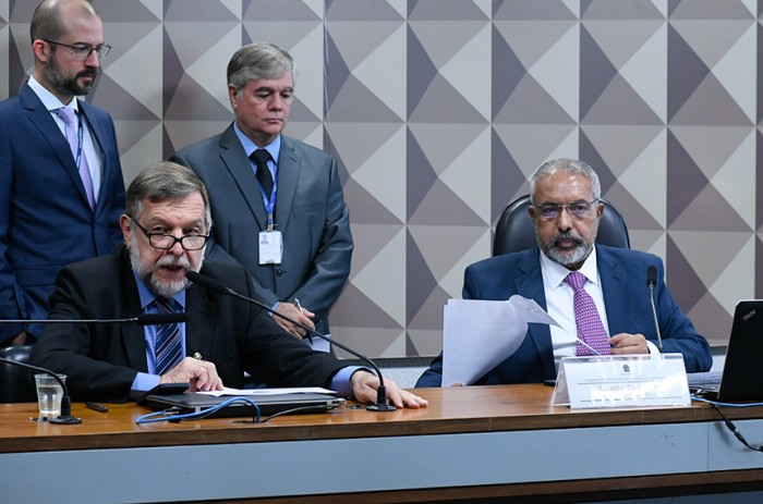 Flávio Arns e Paulo Paim durante a reunião da Comissão de Direitos Humanos do Senado (CDH) nesta quarta - Geraldo Magela/Agência Senado