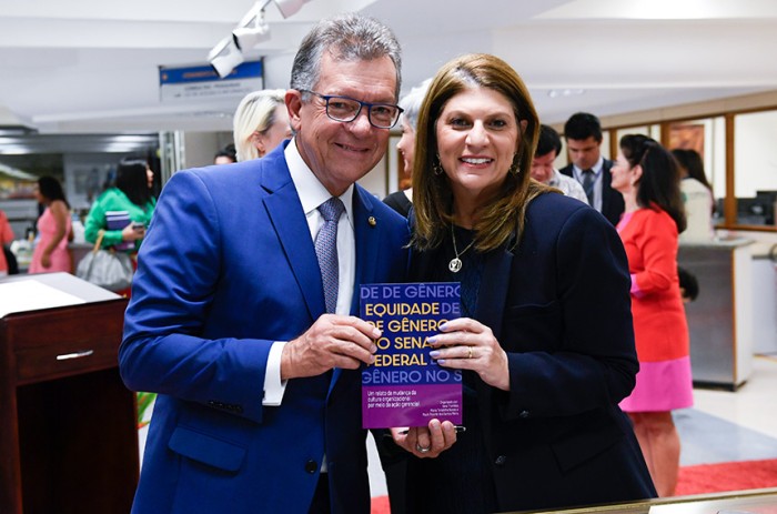 Laércio Oliveira e a diretora-geral, Ilana Trombka, no lançamento do livro "Equidade de Gênero no Senado" - Roque de Sá/Agência Senado