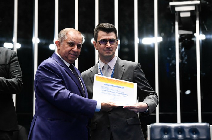 O senador Izalci Lucas e o diretor do Prodasen, Alessandro Pereira de Albuquerque, durante as homenagens desta sexta-feira - Jefferson Rudy/Agência Senado