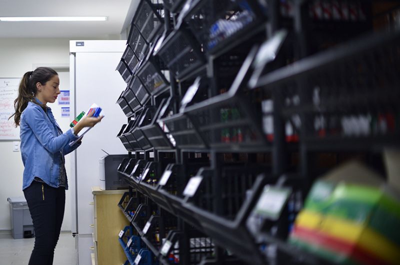 Funcionária em farmácia do Sistema Único de Saúde: duas sugestões populares pedem a distribuição de absorventes para mulheres de baixa renda - Renato Araújo/Agência Brasília