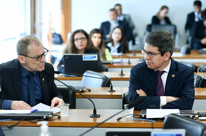 Contarato (E) apresenta o relatório ao projeto de Randolfe Rodrigues - Geraldo Magela/Agência Senado