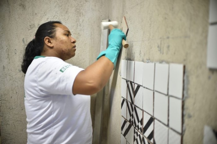 A Bahia tem iniciativa premiada de qualificação de mulheres para trabalhar na construção civil - (Foto: André Borges/Agência Brasília)