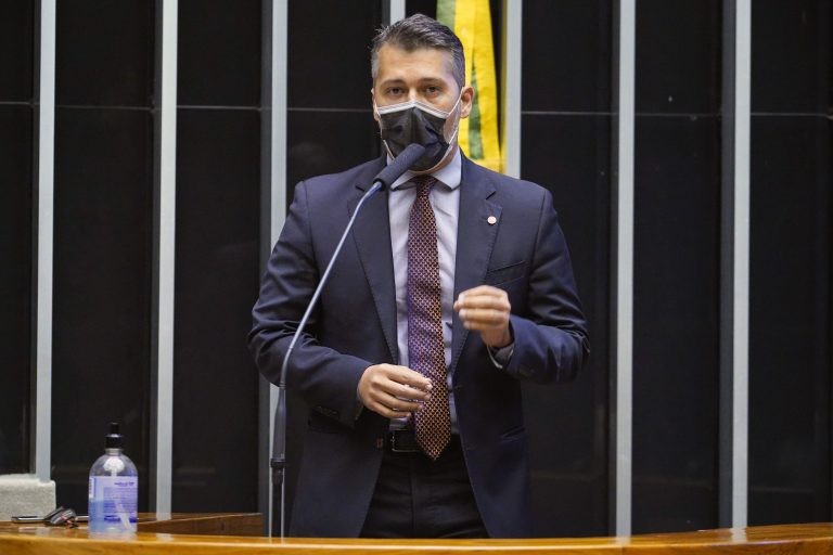 Leonardo Gadelha quer promover a conscientização para reduzir o abandono de animais - (Foto: Pablo Valadares/Câmara dos Deputados)