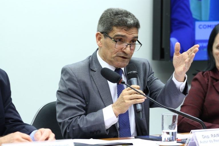 Costa: médico hoje é refém ou escravo de clínicas e hospitais - (Foto: Vinícius Loures/Câmara dos Deputados)