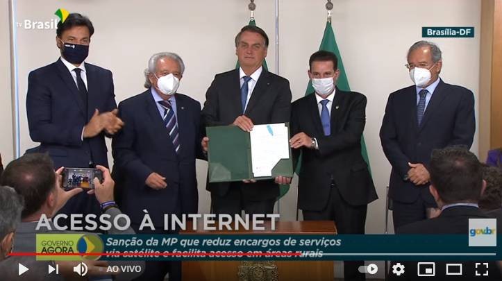 Ato de sanção de lei que reduz encargos de antenas de internet por satélite - (Foto: Youtube/Reprodução 15.06.2021)