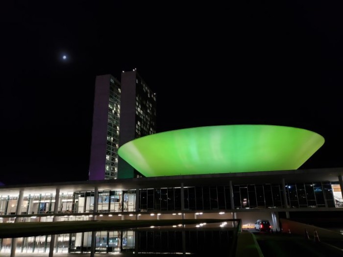 Cúpula da Câmara dos Deputados iluminada de verde nesta segunda-feira - (Foto: Pierre Triboli/Câmara dos Deputados)