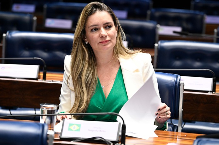 A relatora da MP, senadora Augusta Brito, na sessão deliberativa desta terça - Jefferson Rudy/Agência Senado