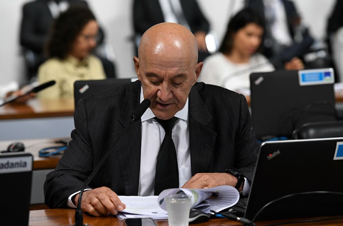 Confúcio Moura lê requerimento que selecionou a política pública sobre saneamento - Roque de Sá/Agência Senado