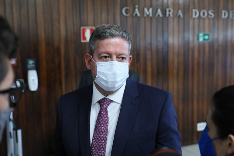 Arthur Lira conversa com jornalistas ao chegar à Câmara - (Foto: Luis Macedo/Câmara dos Deputados)