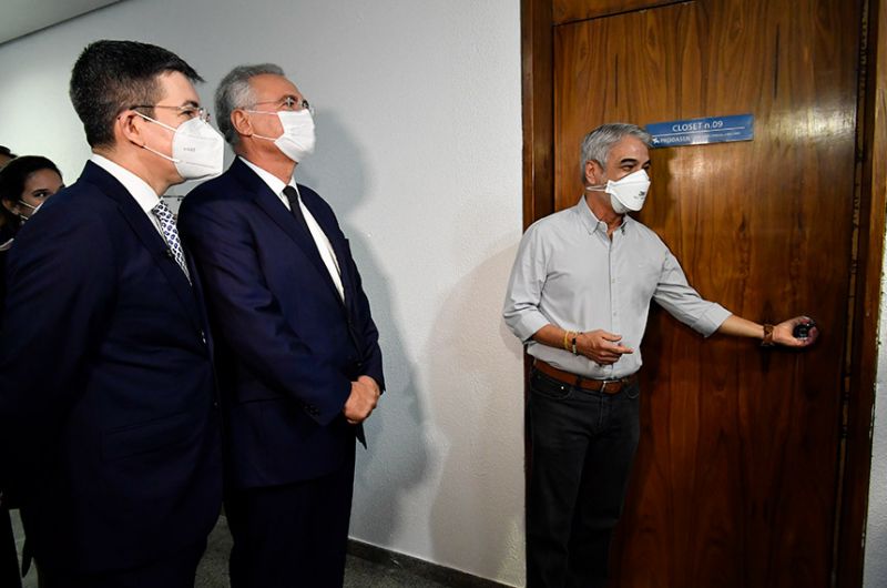 Da esquerda para a direita: Randolfe Rodrigues (vice-presidente da CPI), Renan Calheiros (relator) e Humberto Costa (membro da comissão) na porta de entrada da sala-cofre - Waldemir Barreto/Agência Senado