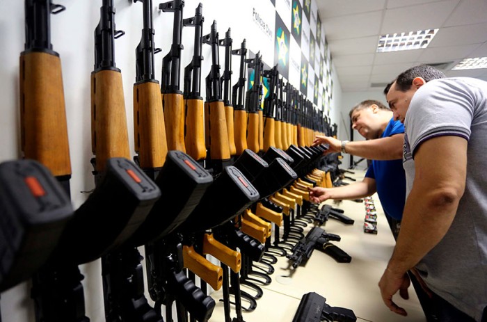 60 fuzis com carregadores aprendidos no Aeroporto Internacional do Rio de Janeiro, trazidos da Flórida (EUA), dentro de contêineres com aquecedores para piscinas; crimes como tráfico de armas podem ter penas aumentadas - Carlos Magno/Governo do Rio de Jan
