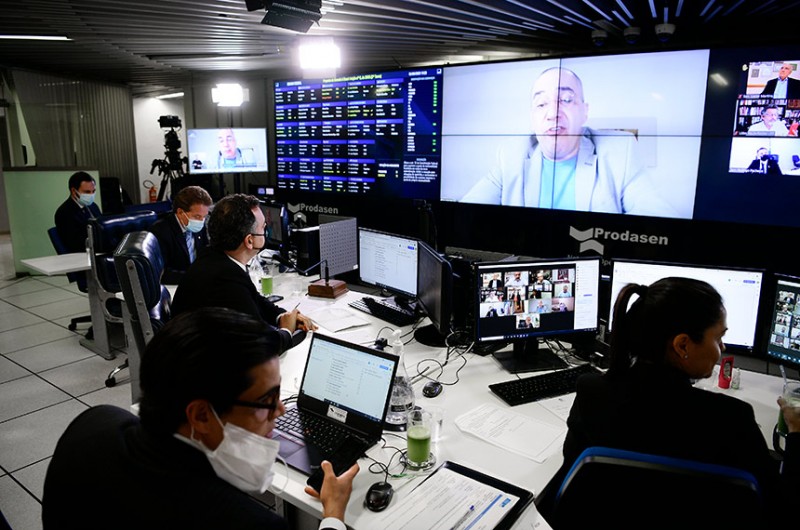 O relator dessa proposta é o senador Jorge Kajuru (na tela) - Pedro França/Agência Senado