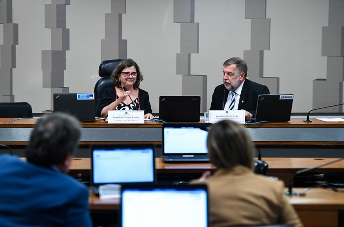 A presidente da subcomissão, Teresa Leitão, e Flávio Arns, presidente da CE, no dia da instalação do colegiado - Edilson Rodrigues/Agência Senado