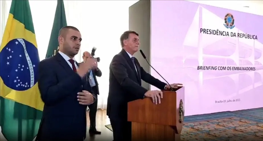 Bolsonaro em apresentação a embaixadores no Palácio da Alvorada, em julho do ano passado Reprodução