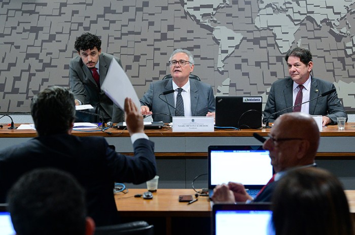O presidente da comissão, Renan Calheiros, e o vice, Cid Gomes, em reunião do colegiado em março - Pedro França/Agência Senado