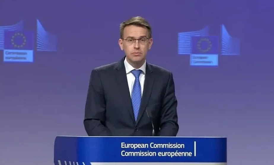 Porta-voz da Comissão Europeia durante transmissão nesta segunda-feira Foto: Reprodução