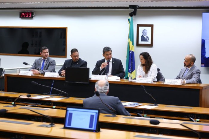 Diego Garcia (C) destacou aumento do tempo de tela entre crianças após a pandemia - (Foto: Vinicius Loures/Câmara dos Deputados)