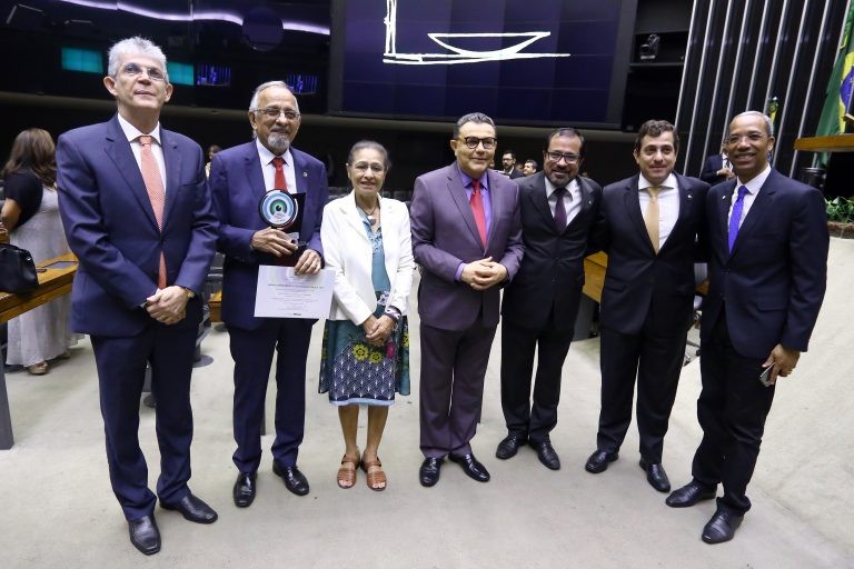 Premiação é entregue no Plenário da Câmara; acima os agraciados em 2019 - (Foto: Vinicius Loures/Câmara dos Deputados)