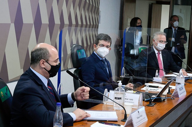Após incidente na CPI da Pandemia nesta quarta-feira (16), o vice-presidente da comissão, Randolfe Rodrigues (centro), anunciou que pedirá depoimento do ex-governador do RJ em reservado - Edilson Rodrigues/Agência Senado