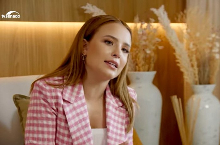 A atriz Larissa Manoela em cena do documentário: mulheres falam sobre a dor e problemas causados pela doença