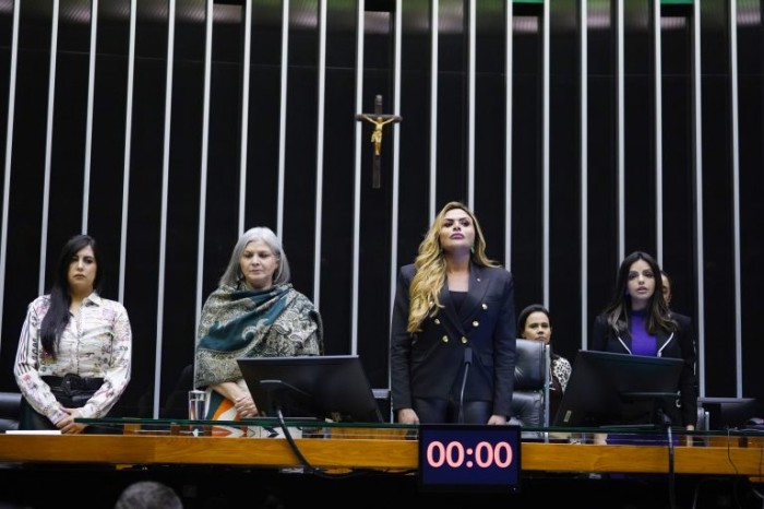 Deputadas fazem um minuto de silêncio em homenagem às vítimas de feminicídio - (Foto: Pablo Valadares / Câmara dos Deputados)
